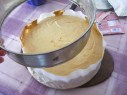 Piskótatorta eperrel - Szedd le a tortaforma oldalát!