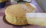 Piskótatorta eperrel - Húzd le a sütőpapírt a torta oldaláról!