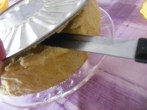 Piskótatorta eperrel - Egy hosszú késpengével válaszd el a tortát a fémlaptól!