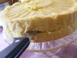 Piskótatorta eperrel - Egy hosszú pengéjű késsel lapjában vágd ketté a tortát!