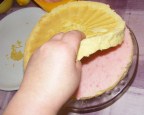 8130-felso-lapot-ratesz (144 x 115) Piskótatorta eperrel - A megkent lapra tedd rá a felső tortalapot!
