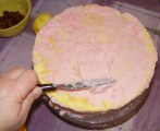 Piskótatorta eperrel - Kend meg pudingkrémmel a torta tetejét!