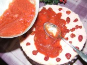 Piskótatorta eperrel - Közepétől kifele haladva terítsd szét a zselét a tortán!