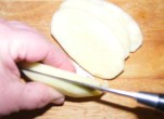 Rántott krumpli - Az utolsó szeletelésnél nyomd össze két oldalról a krumplit!