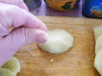 Rántott krumpli - Sózd meg a krumpliszeletet!