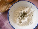 Rántott krumpli - A lisztbe morzsolt borsikafű.