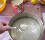 Diótorta - Szórj egy kevés lisztet a tortaforma aljára!