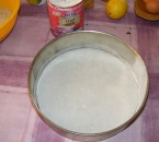 Diótorta - Egyenletesen oszlasd el a lisztet a tortaforma alján!