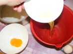 Diótorta - A kis tálkába lecsorgatott fehérjét öntsd a fehérje-gyűjtő nagy tálba!