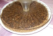Diótorta - A két felület közé fogva fordítsd fel a tortát!