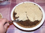 Diótorta - Az alsó lap már majdnem bekenve.