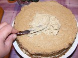 Diótorta - Vékonyan kend be krémmel a torta tetejét!