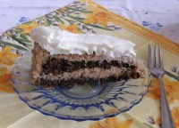 Diótorta - Kész, egy szelet tejszínhabbal.