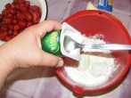 8796-joghurt-bele (147 x 110) Epres krémtúró muffinformában - Kaparj hozzá egy kis pohár natúrjoghurtot!