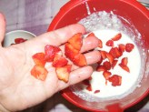Epres krémtúró muffinformában - Darabold fel az epret!