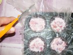 Epres krémtúró muffinformában - Vágd le körben a felesleges fóliát!
