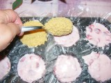 Epres krémtúró muffinformában - Kanalazz mindegyik formába egy adag kekszet!