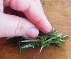 Juhtúróval töltött sült gomba - Gyűjtsd egy kupacba a rozmaringleveleket a vágáshoz!