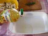 Juhtúróval töltött sült gomba - Önts olajat a tűzálló tepsibe!
