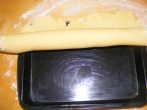 Quiche - francia pizza - Tekerd fel a kinyújtott tésztát a sodrófára, és tedd a tepsibe!