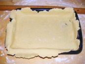 Quiche - francia pizza - A tepsibe rendezett nyers tészta.