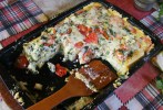Quiche - francia pizza - A kész lepény tepsiben, megkezdve.