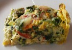 Quiche - francia pizza - Egy szelet lepény, tányéron.