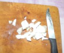 9756-tonk-aprit (131 x 110) Bakonyi betyárleves - Hosszában vágd ketté a tönköt, aztán szeleteld fel!