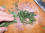Bakonyi betyárleves - Tömörítsd össze a zsályaleveleket, és vagdosd fel!
