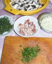 Bakonyi betyárleves - Gomba, hagyma, szalonna, zsálya, kakukkfű előkészítve.