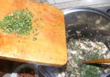 Bakonyi betyárleves - Mehet a kakukkfű a fazékba!