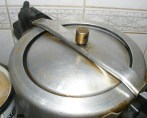 Karalábéleves - Kijött a gőz a kuktából, beesett a fedő.