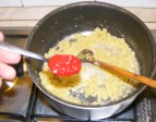 Paradicsomszósz - Tégy a rántáshoz 1 kiskanál daráltpaprikát!