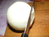 Töltött hagyma - Vágj le a hagyma talpából egy ferde szeletet!