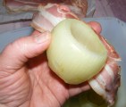 Töltött hagyma - Mindegyik hagymafejet tekerd körül egy szelet bacon szalonnával!