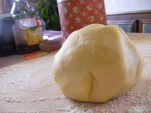 Rácsos almatorta - A nagyobbik tésztagömb a nyújtódeszkán.