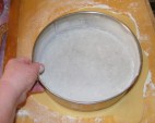 Rácsos almatorta - Tartsd a tortaformát a tészta fölé, hogy lásd, elég nagy-e már a tészta!