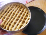 Rácsos almatorta - Tégy a tortaforma alá egy másik tepsit!
