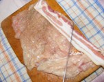 Zsályás csirkenyárs - Fedd be szalonnaszeletekkel a csirkemellet!