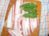 Zsályás csirkenyárs - Borítsd be zsályalevelekkel a baconös csirkemellet!