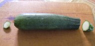 1889-cukkini-vege-levag (191 x 93) Göngyölt cukkini - Vágd le a cukkini két végét!