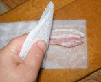 1923-baconra-papir (147 x 120) Göngyölt cukkini - A bacon tetejére is tégy egy papírtörlőt!
