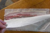 Göngyölt cukkini - Vedd le a felső réteg papírt a baconszeletről!
