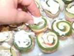 Göngyölt cukkini - A maradék túrót gyömöszöld a tekercsekbe!