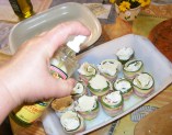 Göngyölt cukkini - Spricceld le olajjal a tekercsek tetejét!