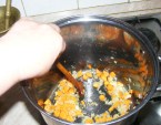 Karfiolleves - Kevergetve párold három percig a répát!