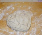 Lila hagymás kifli - A tészta fele a nyújtódeszkán.