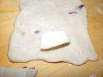 Lila hagymás kifli - Tedd a vajdarabot a tésztaháromszög széles végére!