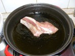 Sült oldalas - Tedd az oldalas-szeleteket a meleg olajba!