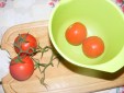 Cukkinis aprópecsenye - Szedd le a száráról a paradicsomokat, és dobd egy tálba!